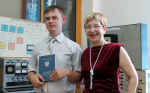 На вручении диплома выпускник колледжа с преподавателем Ириной Юрьевной Недоносковой, 2017 год.